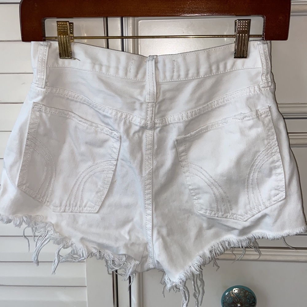 HOLLISTER HIGH RISE WHITE SHORTS - Picture 3 of 3